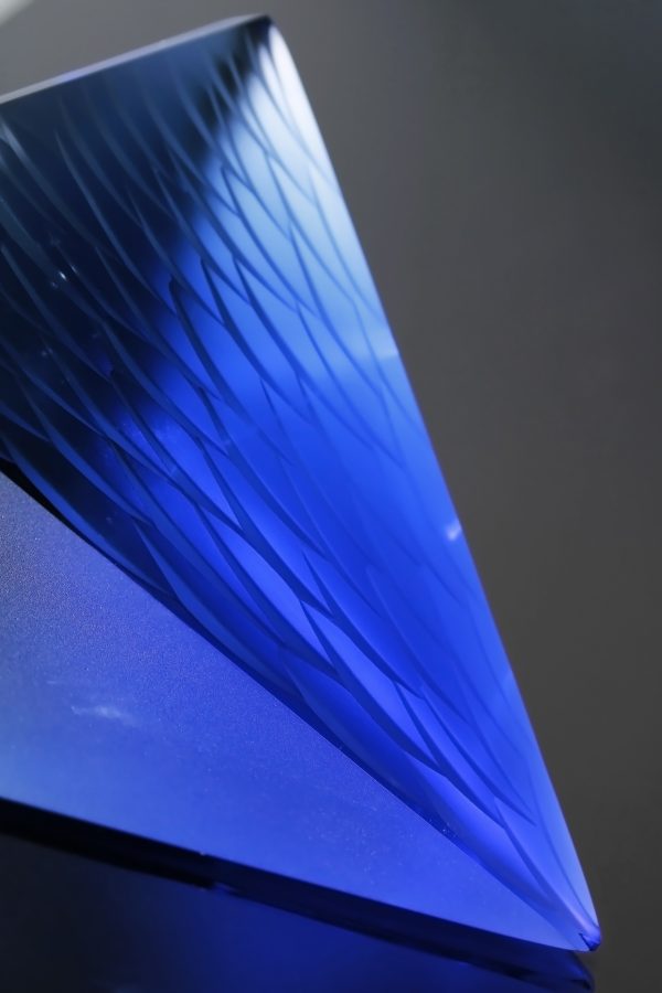 Améthyste, couché, détail couleur Sculpture pyramidale- Améthyste