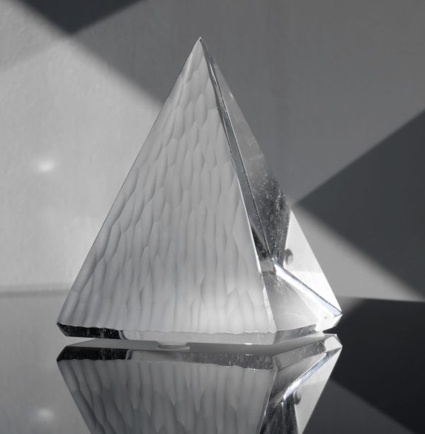 Bomma, MR, face décorée Sculpture pyramidale-Bomma