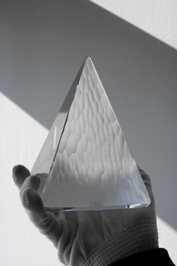 Bomma, nella mano Sculpture pyramidale-Bomma